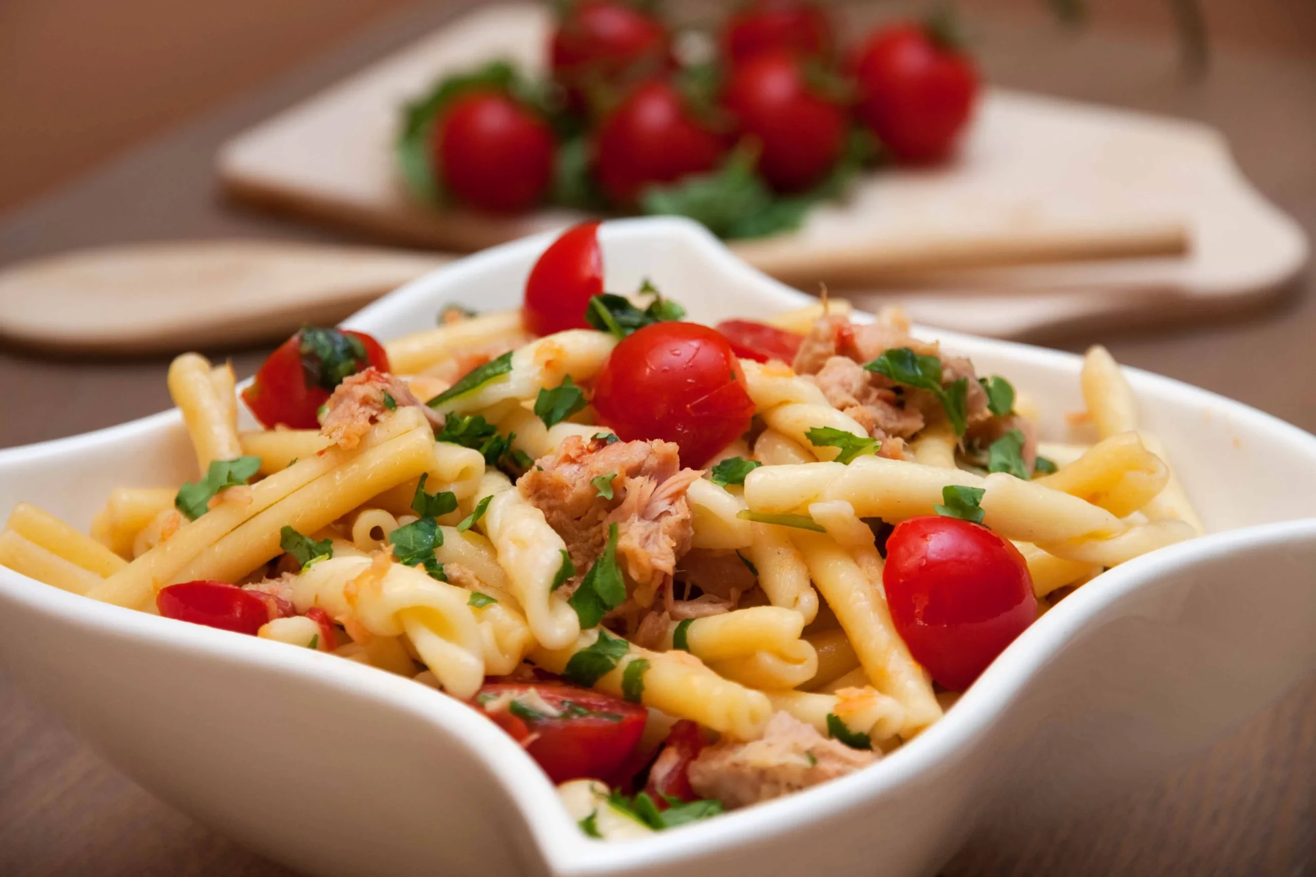 Insalata di pasta con tonno, pomodorini e rucola